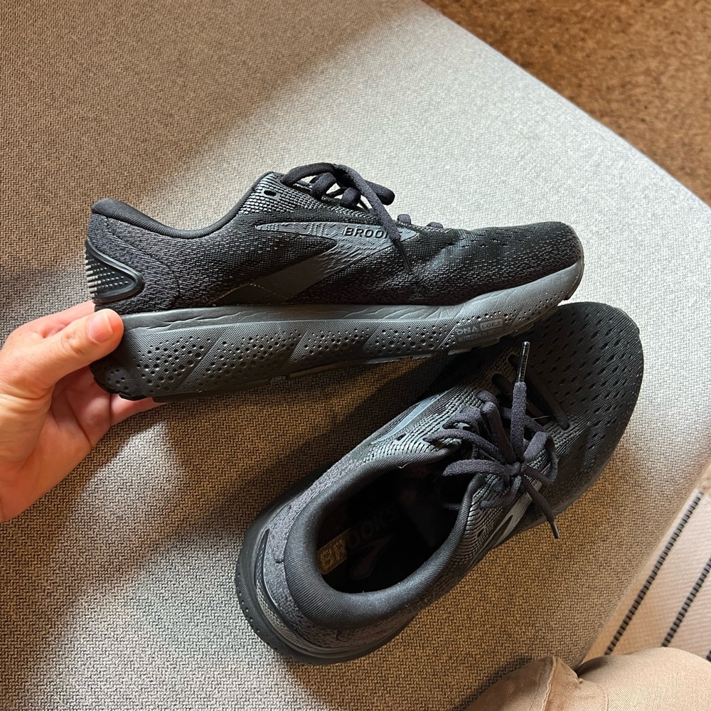NWOT Brooks Ghost Black Women Sneakers